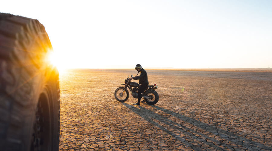 振り返っているバイクの画像