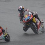 レースでコーナリングしている画像