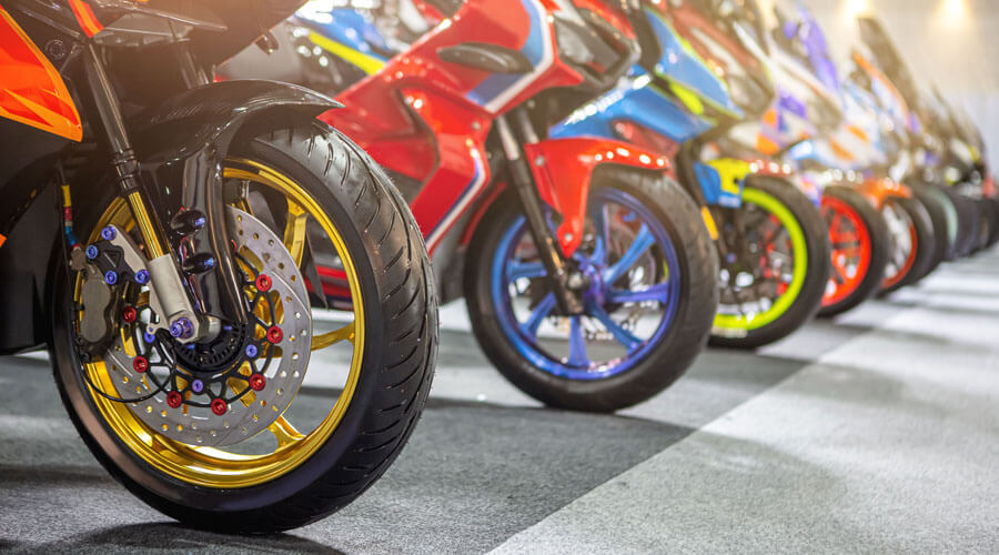 バイクが並んでいる画像