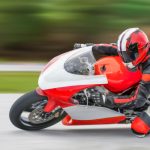 高速道路を走行するライダー