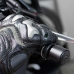 ブレーキングするライダーの手元