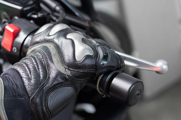 ブレーキングするライダーの手元